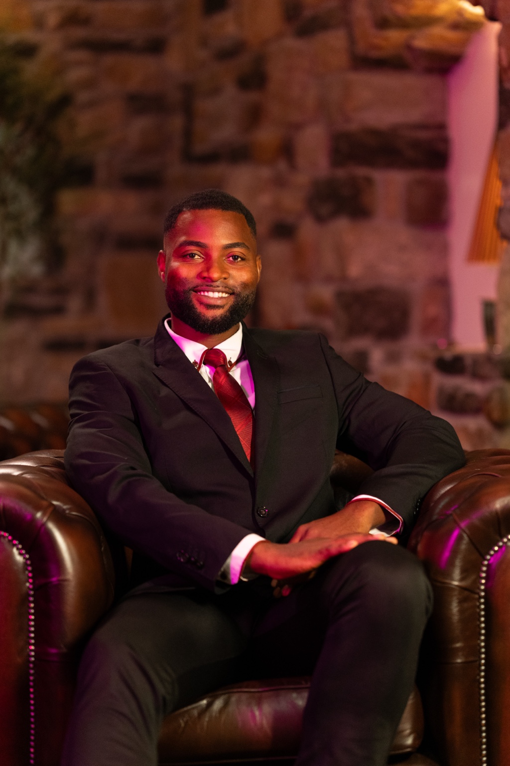 Cyrille David Kapoua – Originalporträt im Anzug